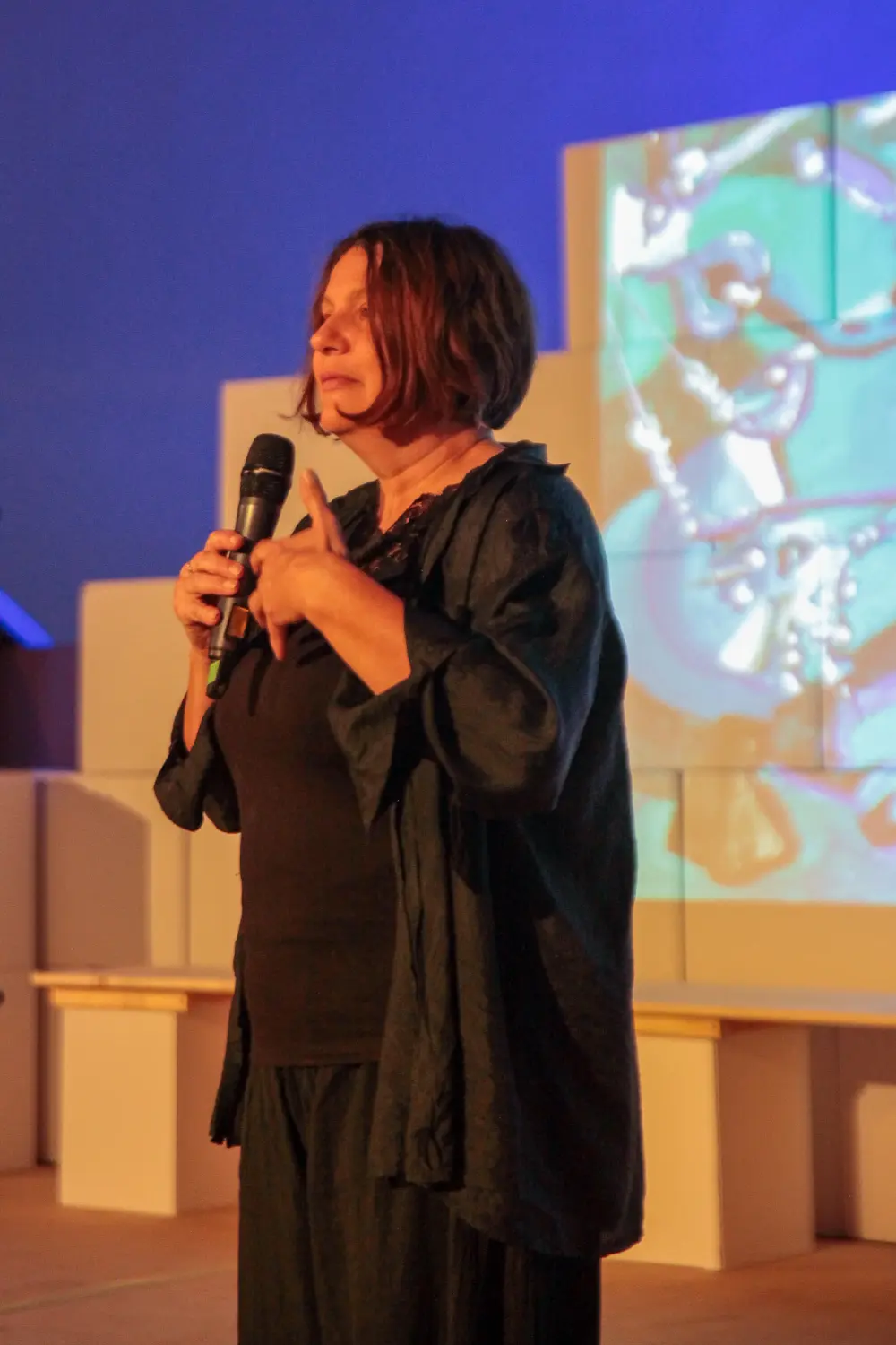 Anna Ikramova, hält einen Vortrag